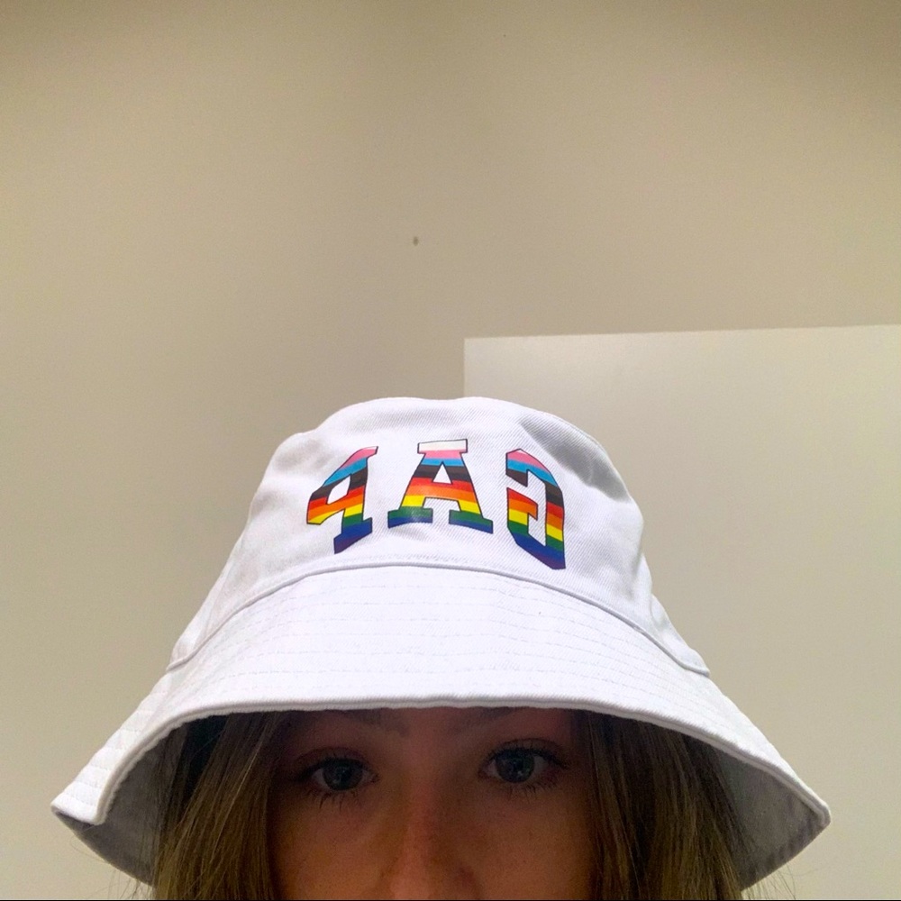 EMPLOYEE EXCLUSIVE GAP LOGO BUCKET HAT PRIDE 2022